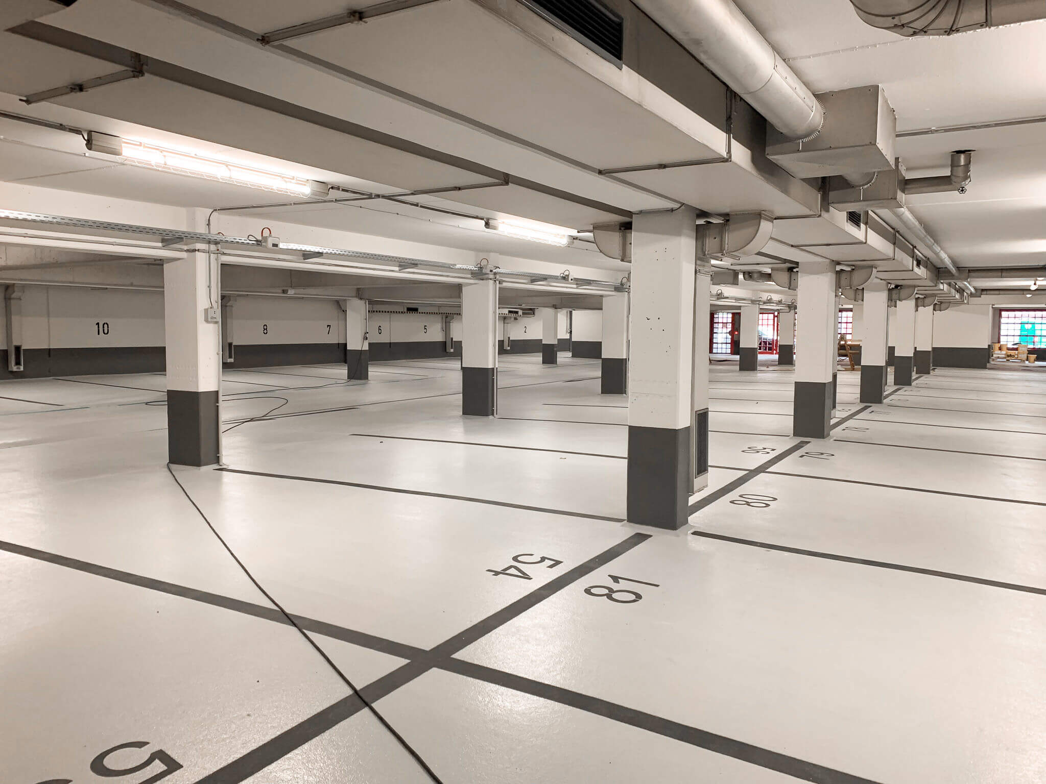Tiefgarage (3.200 m²) mit KKS-System für 3.000 m² Bodenfläche, 110 m² Rinne und 30 m² Wand- und Stützensockel.